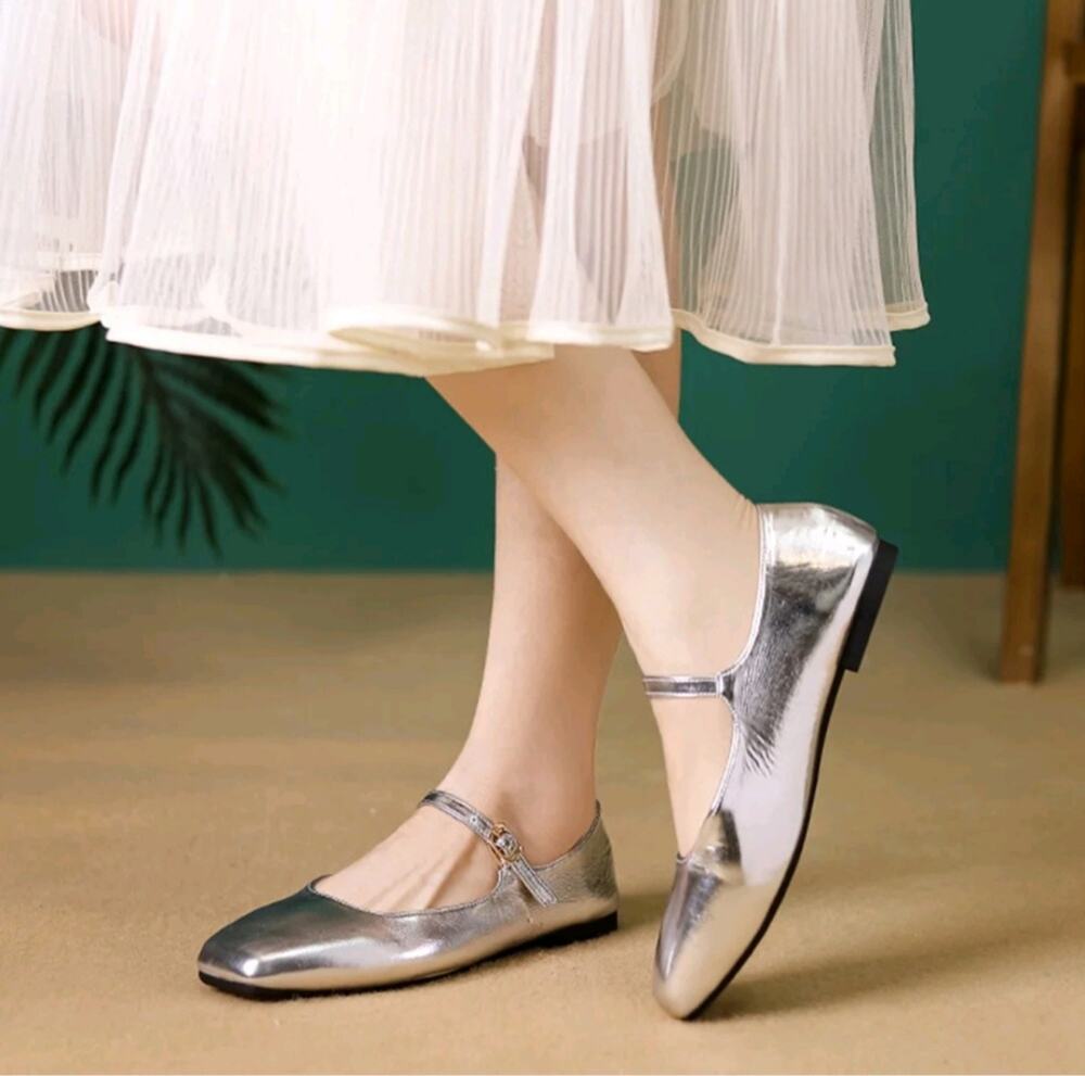 Ez. MSRP $40 NWOB CHUHUAN METALLIC SILVER MARY JANE FLATS ♡SIZE 6.5-7♡